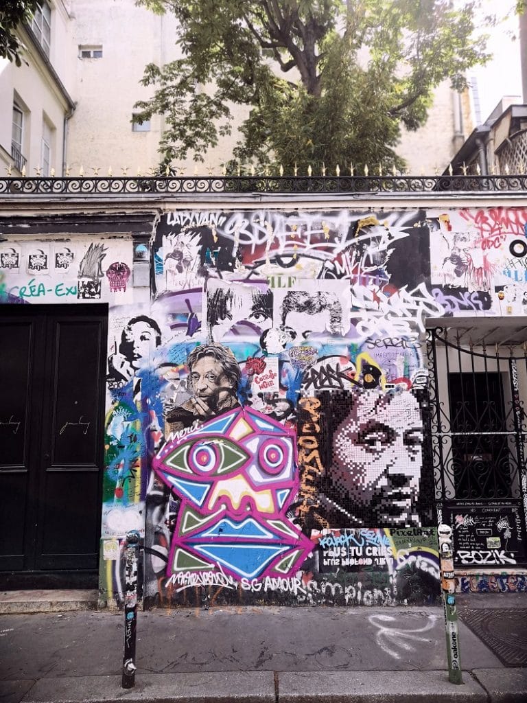 Mur recouvert de graffiti devant la Maison Serge Gainsbourg lors d'une balade à Saint-Germain-des-Prés