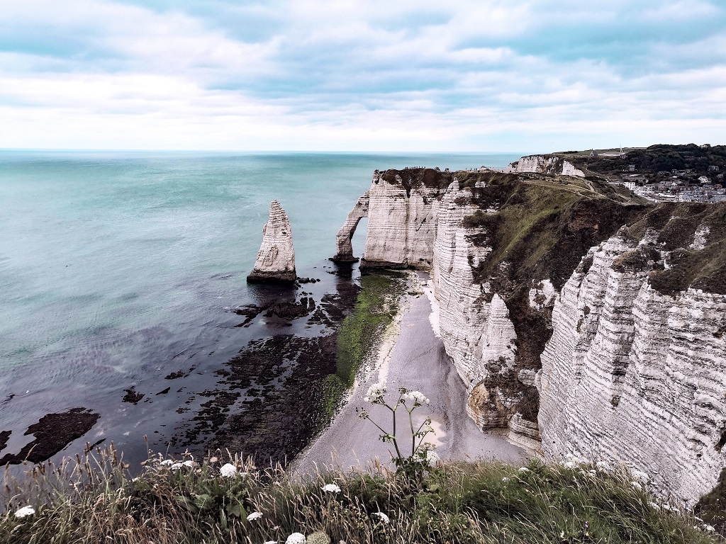 Falaises d'Etretat lors d'un itinéraire pour visiter la Côte d'Albâtre en Normandie