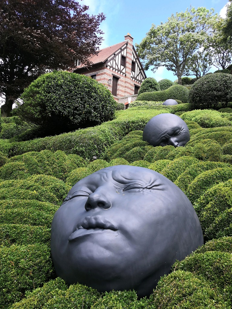 Les jardins d'Etretat lors d'un itinéraire pour visiter la Côte d'Albâtre en Normandie