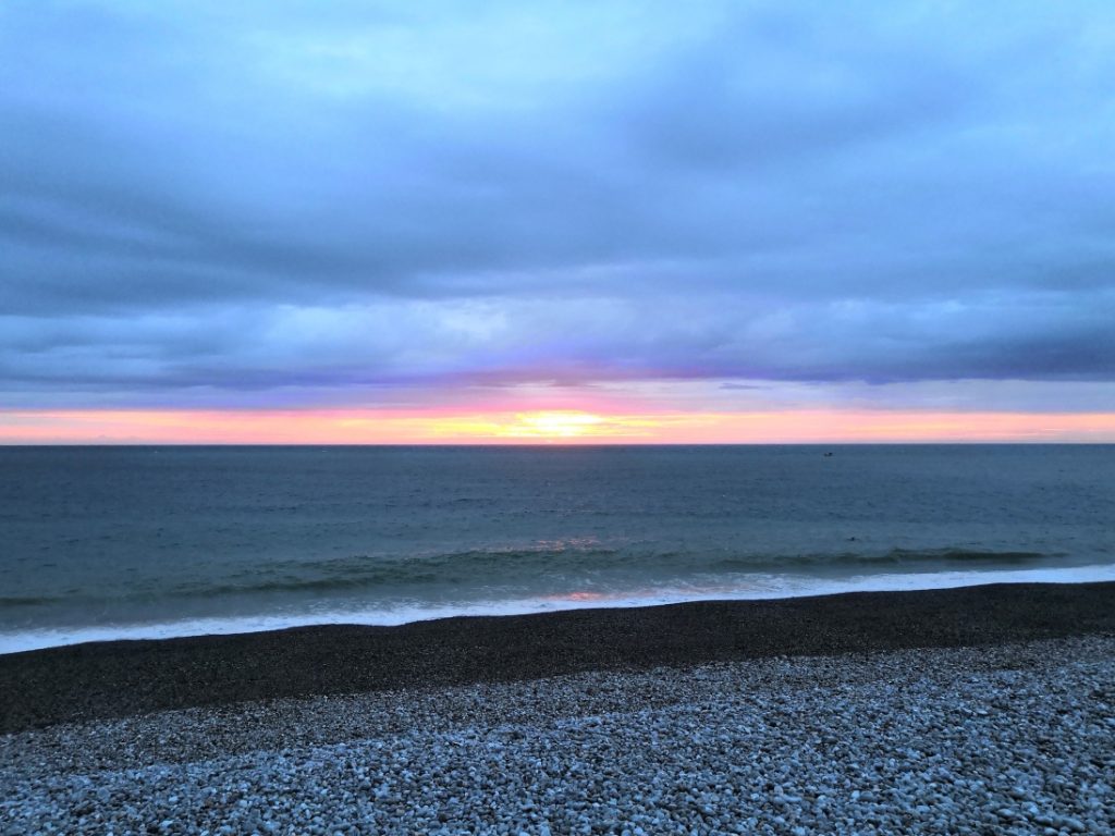 Coucher de soleil sur la plage de Fécamp lors d'un week-end sur la Côte d'Albâtre en Normandie