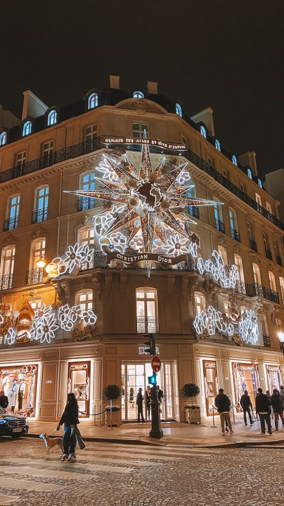 Façade illuminée de la boutique Dior sur l’Avenue Montaigne à Paris pendant Noël