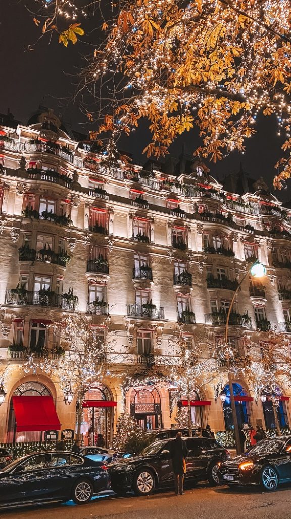 Façade de l'hôtel Plaza Athénée illuminé sur l’Avenue Montaigne à Paris pendant Noël, parfait pour voir les illuminations de Noël Paris