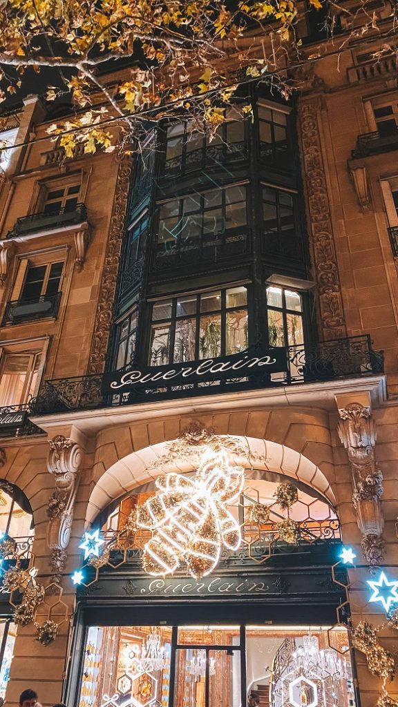 Façade lumineuse de Noël sur les Champs-Élysées à Paris pour voir les illuminations de Noël Paris.
