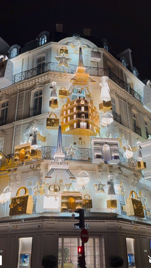 Façade illuminée de la boutique Dior sur l’Avenue Montaigne à Paris pendant Noël