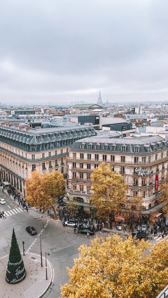 Vue sur les illuminations de Noël depuis le rooftop des Galeries Lafayette Haussmann Paris