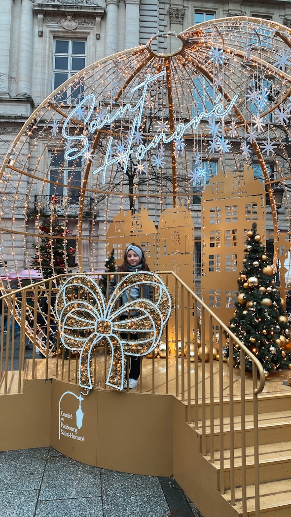 Décoration de Noël en forme de globe illuminé sur la Place Maurice Barrès, Paris