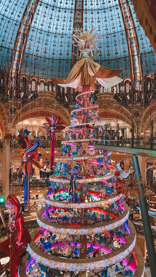 Sapin de Noël 2024 sous la coupole des Galeries Lafayette, étape incontournable d’un itinéraire pour voir les illuminations de Noël à Paris