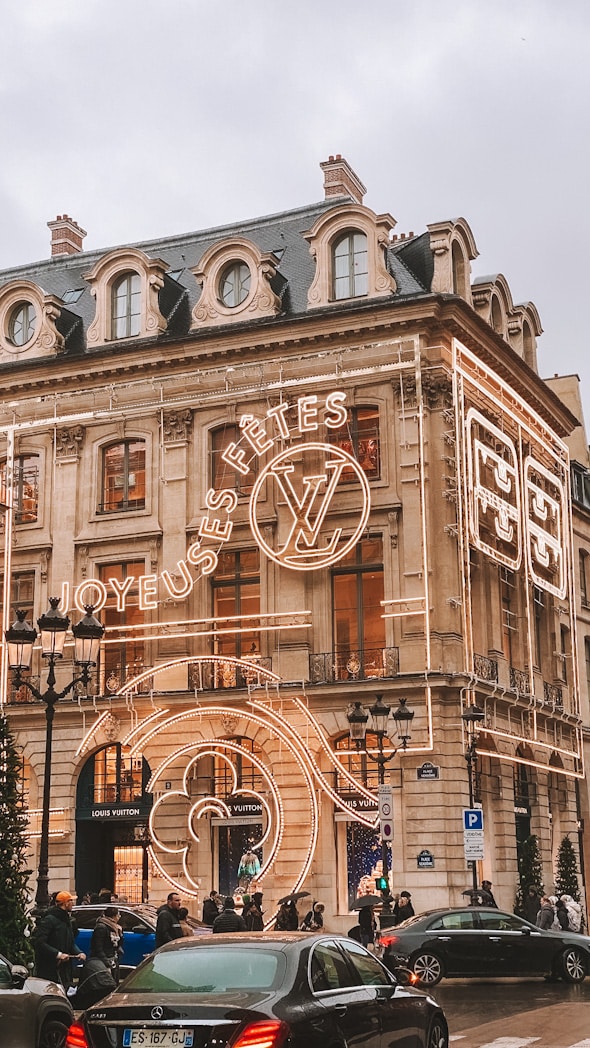 Façade Louis Vuitton illuminée pour Noël sur la Place Vendôme à Paris