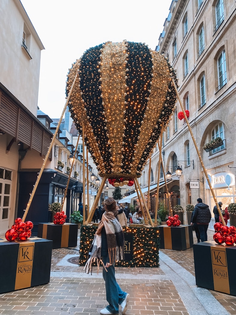 Montgolfière au Village Royal, un des meilleurs endroits pour voir les illuminations de Noël à Paris