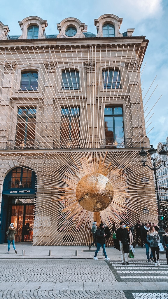 Façade Louis Vuitton illuminée pour Noël sur la Place Vendôme à Paris