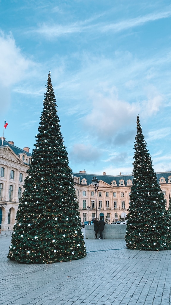 Sapins de Noël géants décorés sur la Place Vendôme à Paris