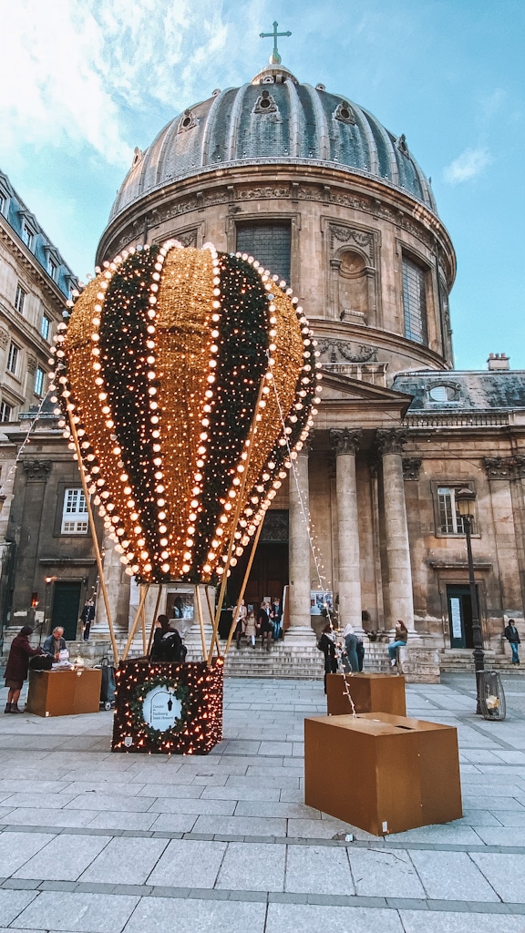Montgolfière illuminée pour Noël sur la Place Maurice Barrès à Paris