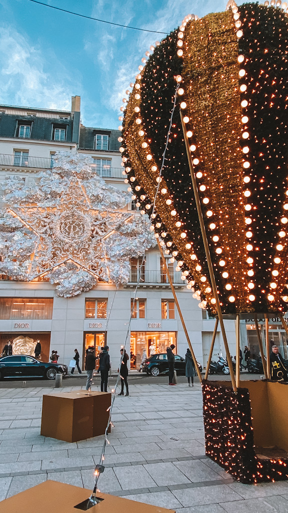 Vitrine Dior à Paris pendant les illuminations de Noël sur la Place Maurice Barrès