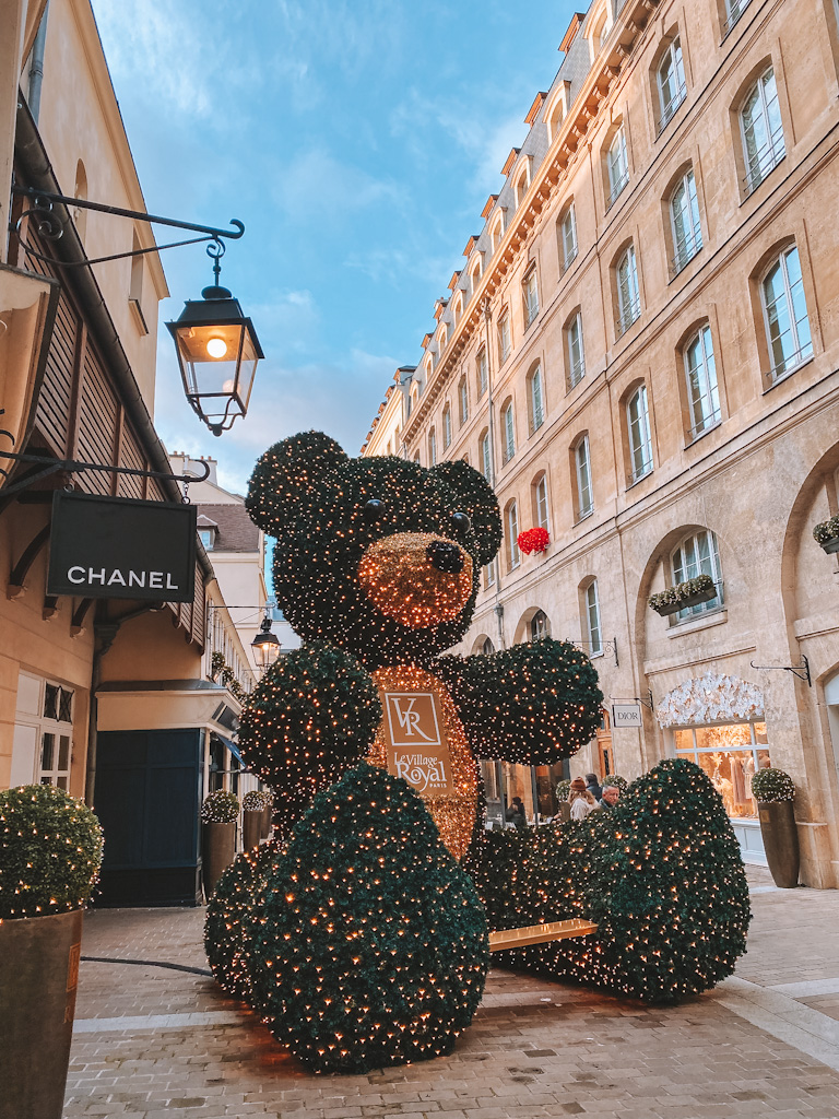 gros nounours au Village Royal, un des meilleurs endroits pour voir les illuminations de Noël à Paris