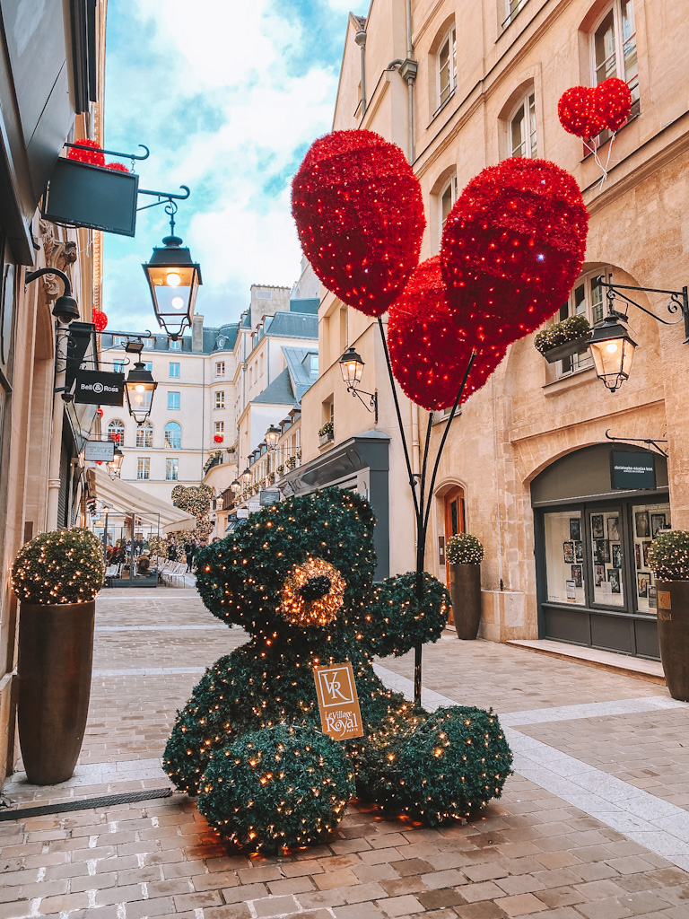 gros nounours au Village Royal, un des meilleurs endroits pour voir les illuminations de Noël à Paris
