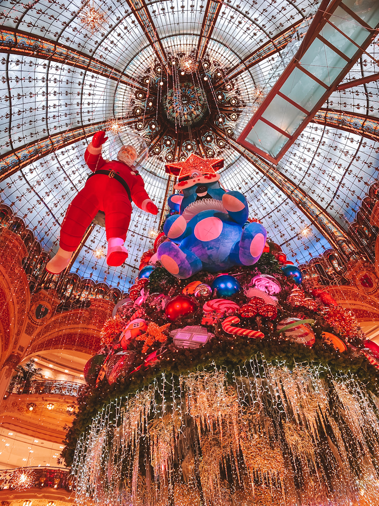 Sapin de Noël 2021 sous la coupole des Galeries Lafayette, étape incontournable d’un itinéraire pour voir les illuminations de Noël à Paris