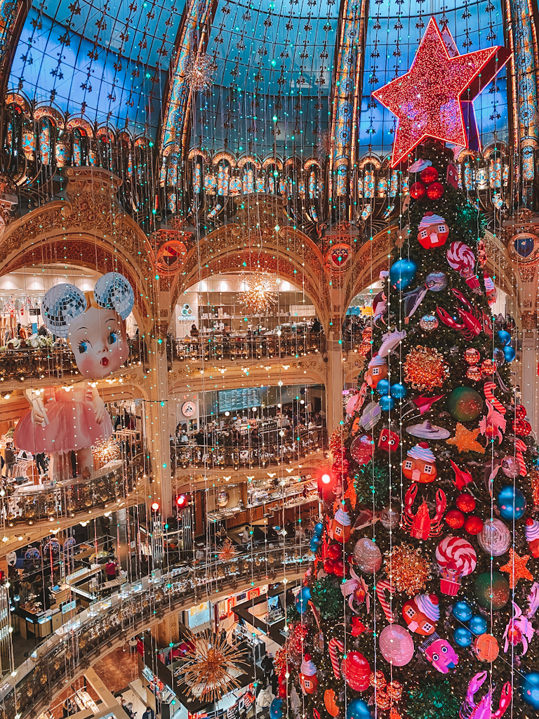 Sapin de Noël 2022 sous la coupole des Galeries Lafayette, étape incontournable d’un itinéraire pour voir les illuminations de Noël à Paris