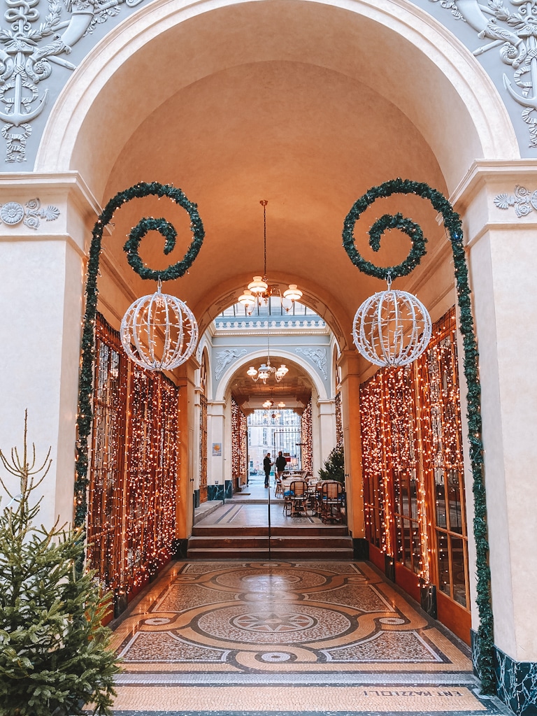 Galerie Vivienne à Paris décorée pour Noël avec mosaïques, verrière et vitrines scintillantes