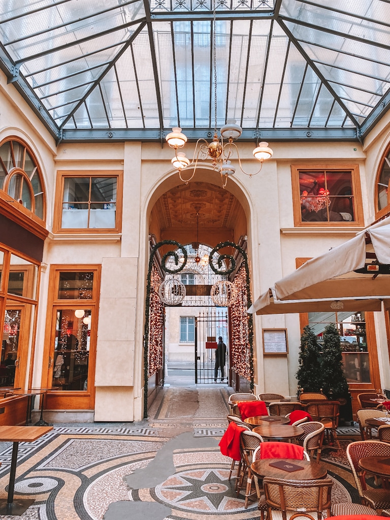 Galerie Vivienne à Paris décorée pour Noël avec mosaïques, verrière et vitrines scintillantes.