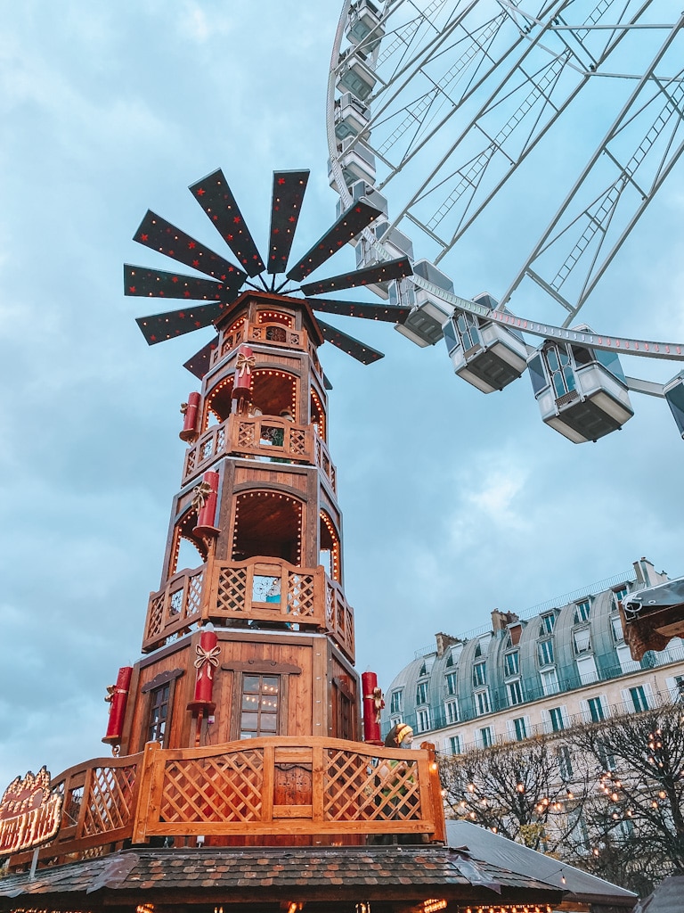 Marché de Noël au Jardin des Tuileries à Paris avec sapins, chalets et décorations lumineuses
