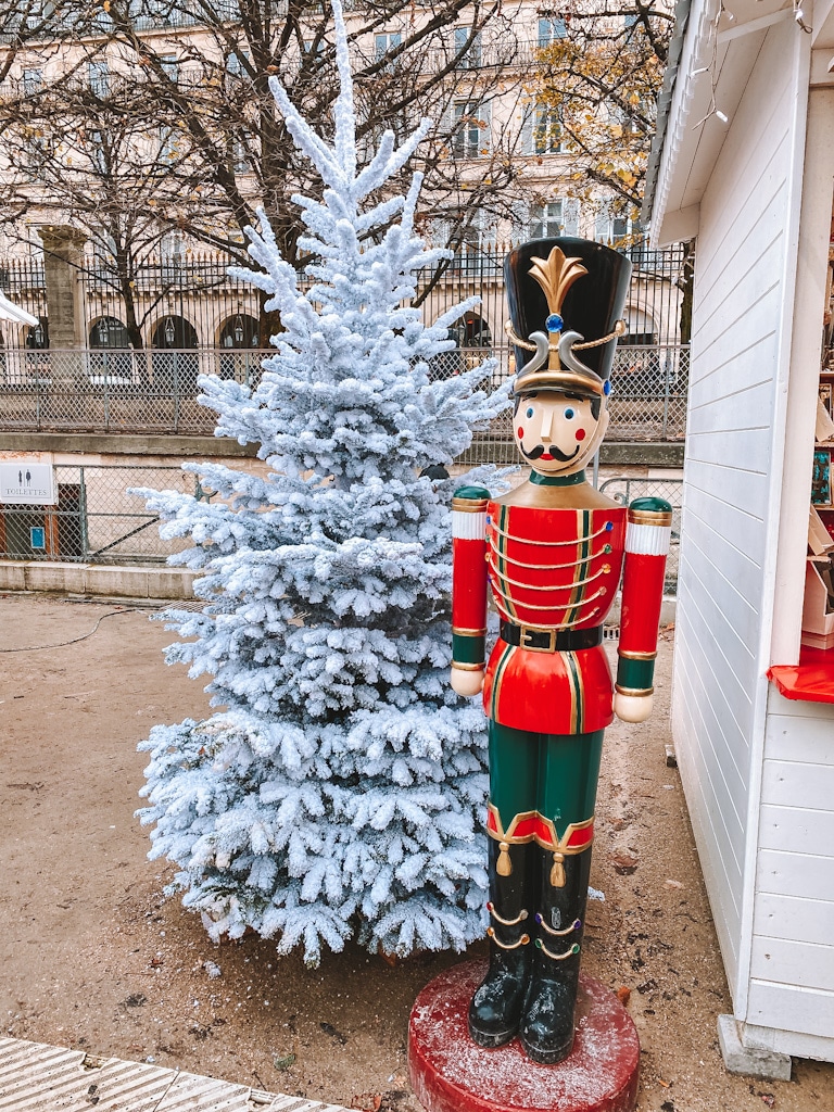 Marché de Noël au Jardin des Tuileries à Paris avec sapins, chalets et décorations lumineuses