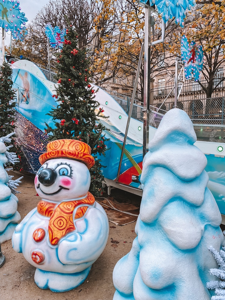 Marché de Noël au Jardin des Tuileries à Paris avec sapins, chalets et décorations lumineuses