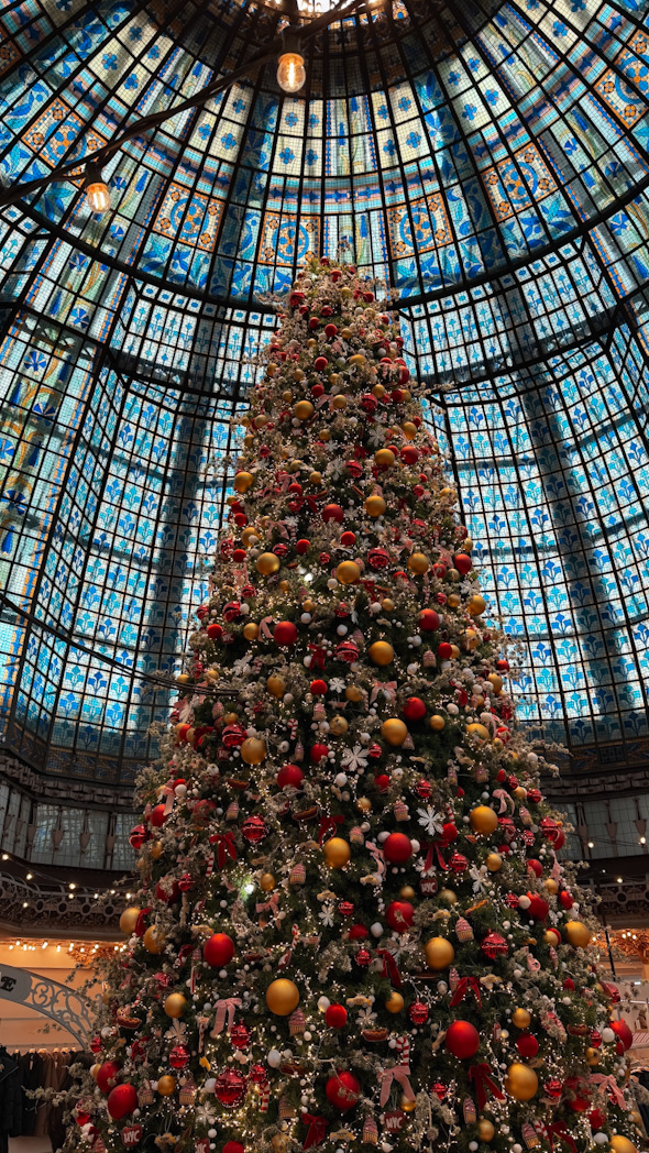 Sapin de Noël du Printemps Haussmann décoré pour les fêtes, un incontournable lors d'un parcours pour voir les illuminations Noël Paris.