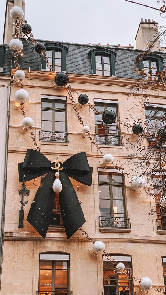 Façade Chanel à Paris pendant les illuminations de Noël sur la Place Maurice Barrès