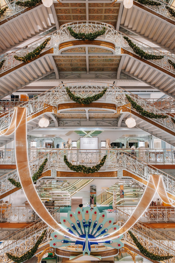 Le Grand Escalier de la Samaritaine pendant les fêtes à voir pendant une balade de Noël à Paris