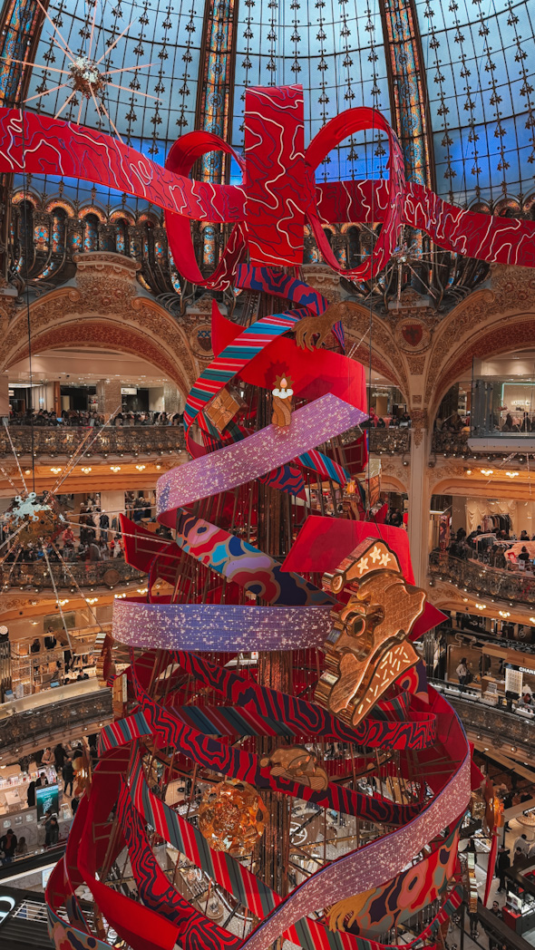 Sapin de Noël 2025 sous la coupole des Galeries Lafayette, étape incontournable d’un itinéraire pour voir les illuminations de Noël à Paris