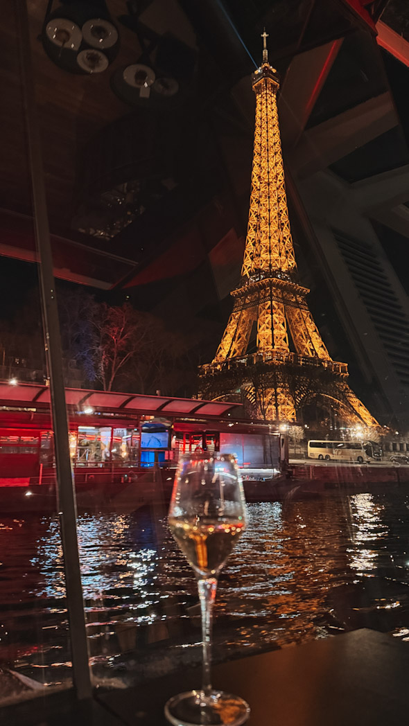 Salle panoramique des Bateaux-Mouches lors d’un dîner croisière sur la Seine à Paris.