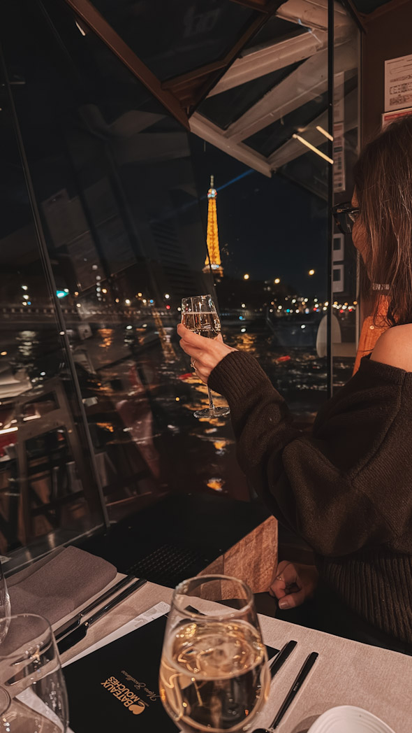 Salle panoramique des Bateaux-Mouches lors d’un dîner croisière sur la Seine à Paris.