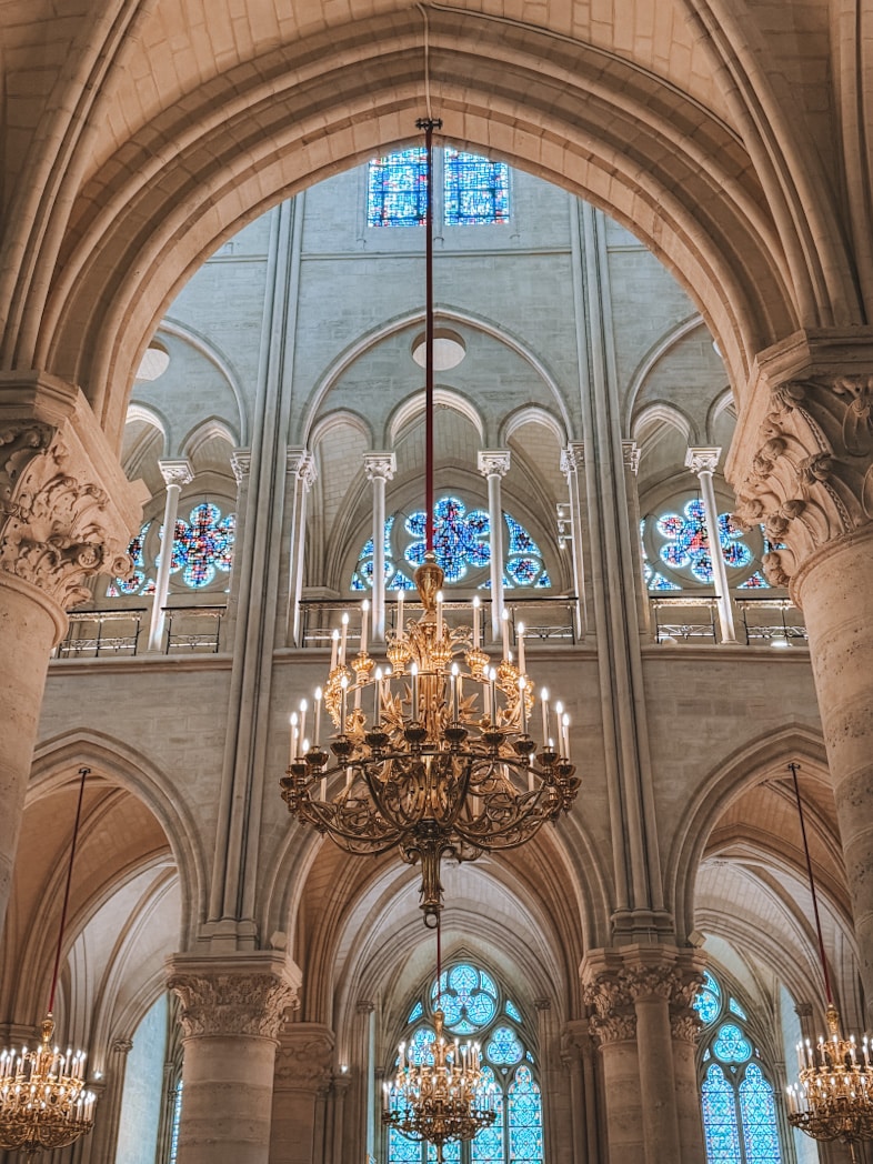 Intérieur de la cathédrale Notre-Dame de Paris avec ses voûtes gothiques