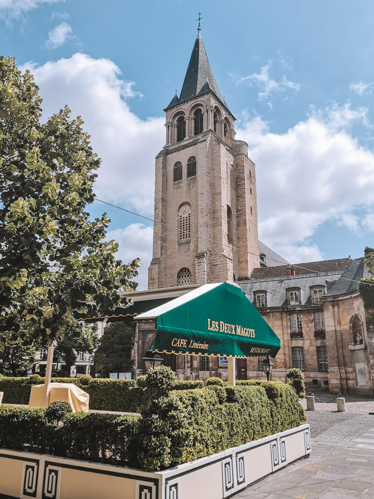 Café littéraire Les Deux Magots Saint lors d'un itinéraire à pied dans le quartier de Germain-des-Prés Paris