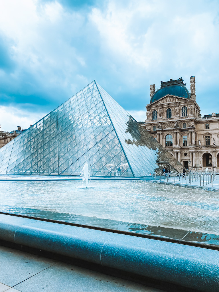 Pyramide du Louvre