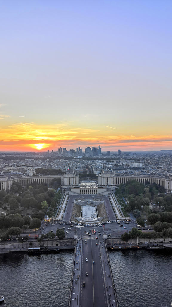 Vue depuis le sommet de la Tour Eiffel au coucher du soleil lors d’un week-end à Paris