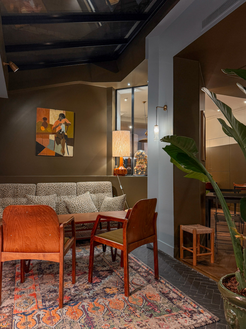 Lobby cosy du C.O.Q. Hôtel dans le 13ème arrondissement de Paris, parfait pour les familles et couples cherchant où dormir à Paris.