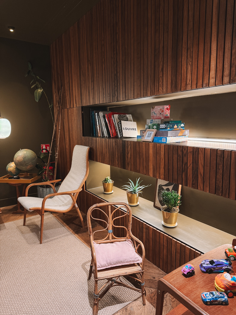 Lobby cosy du C.O.Q. Hôtel dans le 13ème arrondissement de Paris, parfait pour les familles et couples cherchant où dormir à Paris.