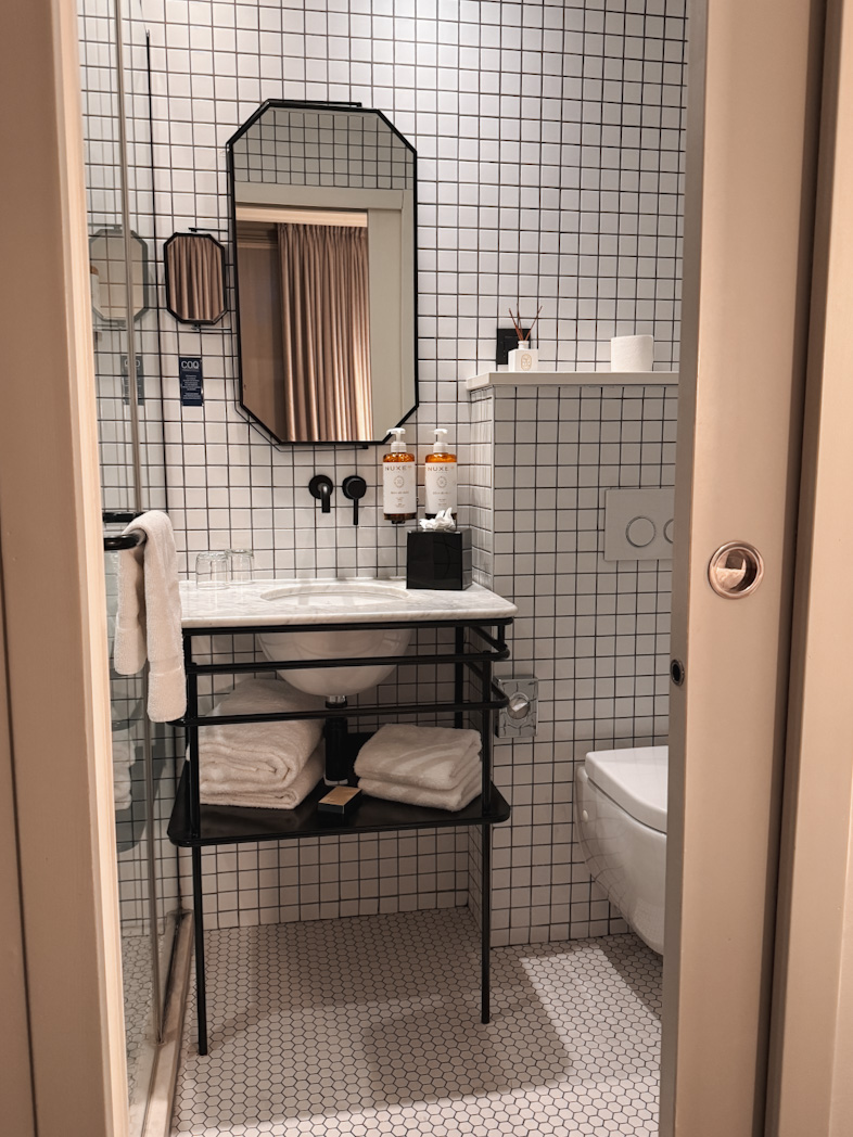 Salle de bain moderne et lumineuse du C.O.Q. Hôtel dans le 13ème arrondissement de Paris, idéale pour les voyageurs cherchant où dormir à Paris.