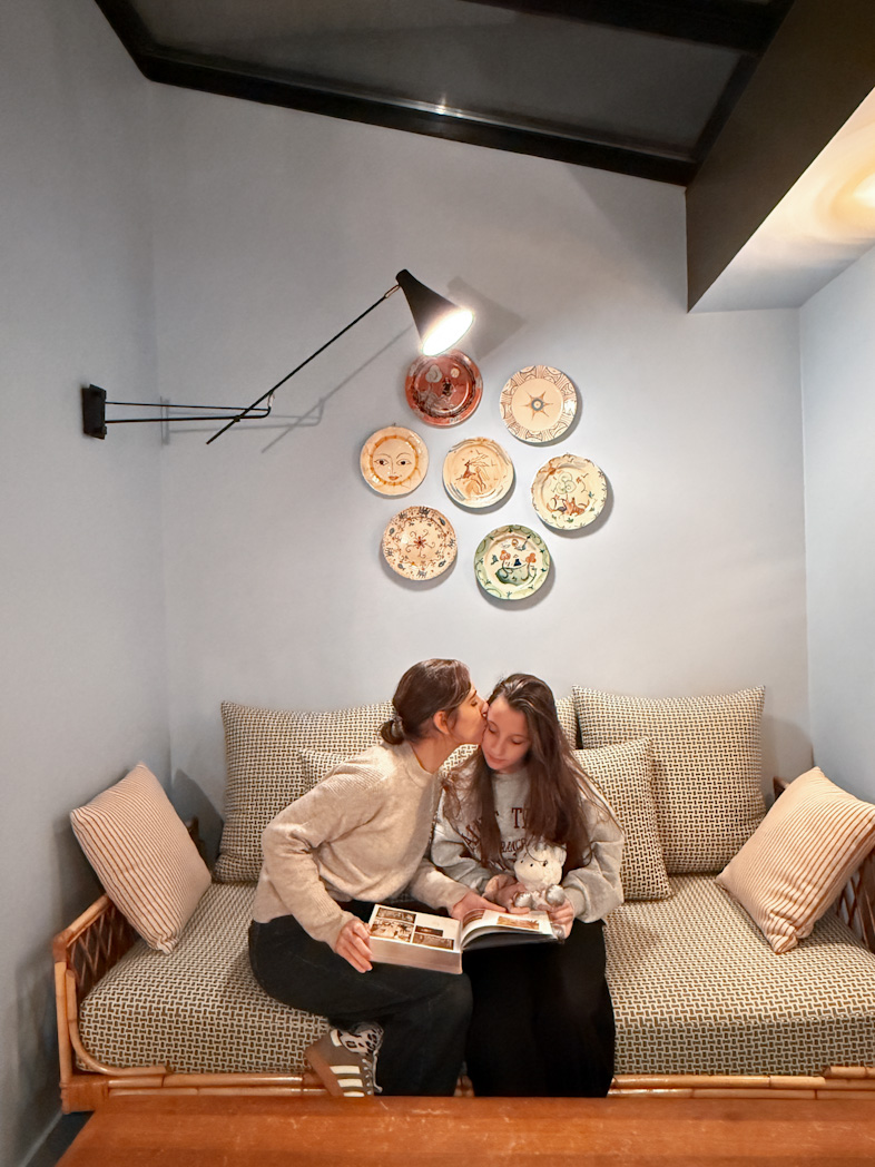 Lobby cosy du C.O.Q. Hôtel dans le 13ème arrondissement de Paris, parfait pour les familles et couples cherchant où dormir à Paris.