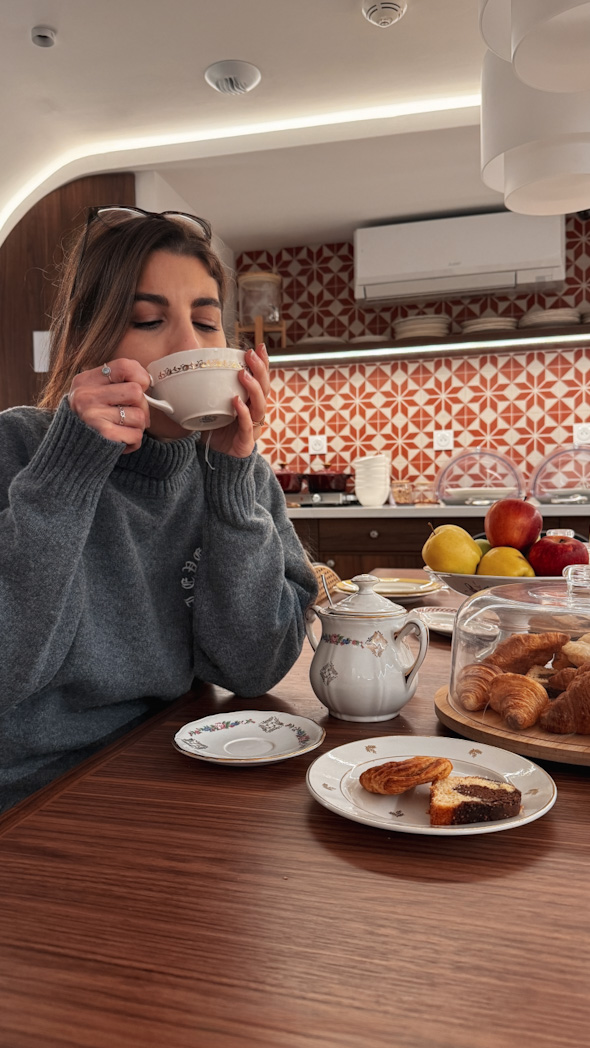 goûter dans le salon cosy de l’Hôtel Joli Môme à Paris 17