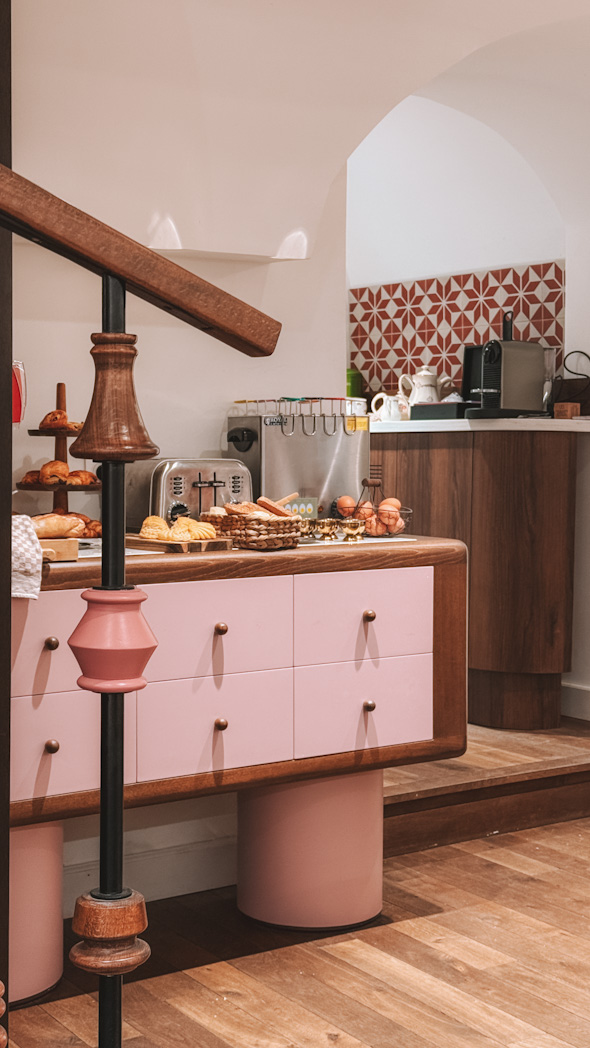 Salon cosy rose et doux de l'hôtel Joli Môme à Paris dans le quartier des Batignolles au moment du petit-déjeuner