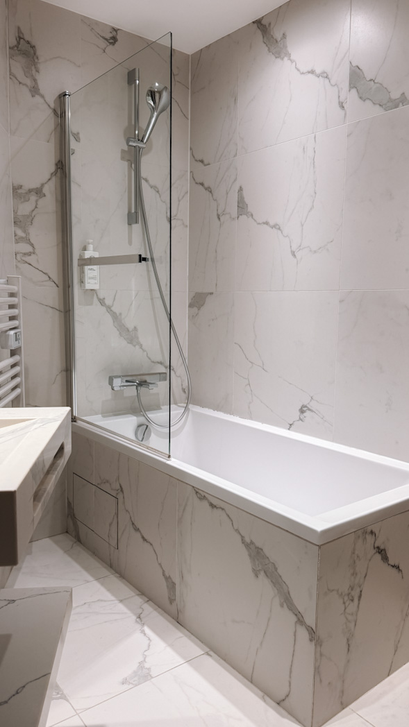 Salle de bain moderne et lumineuse de l’Hôtel Joli Môme dans le quartier des Batignolles pour dormir à Paris