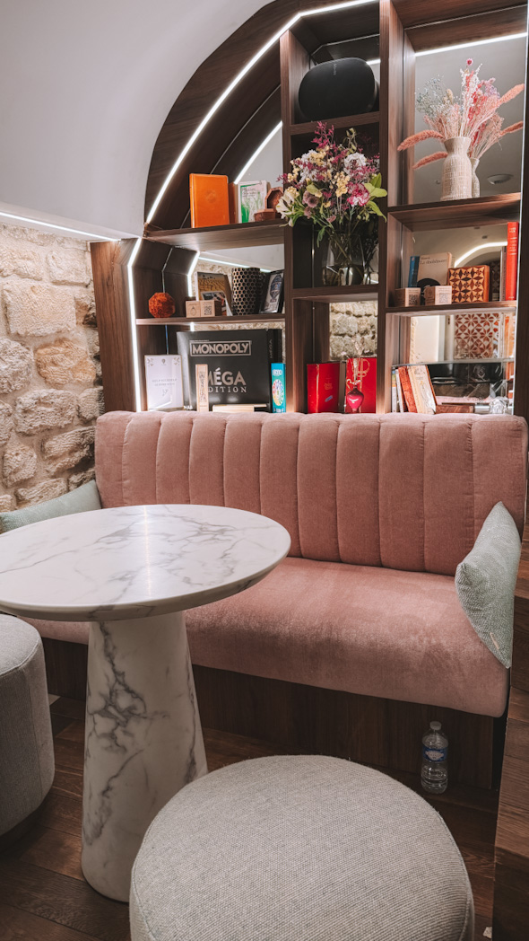 Salon cosy d’un boutique-hôtel des Batignolles à Paris, dédié au goûter, à l’apéritif et au petit-déjeuner.