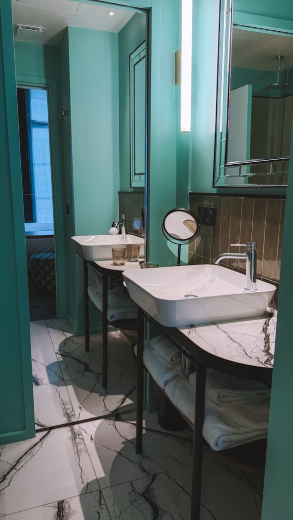 Salle de bain moderne et élégante de l’Hôtel L de Lutèce de Paris sur l'Île Saint-Louis