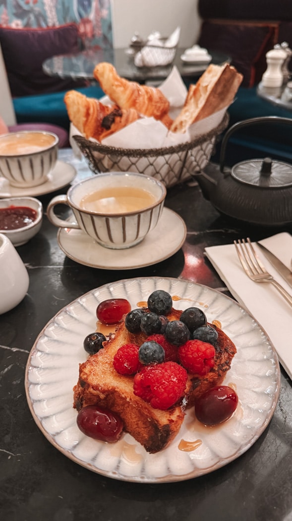 Petit-déjeuner servi à table à l’Hôtel L de Lutèce de Paris sur l'Île Saint-Louis avec produits frais du quartier
