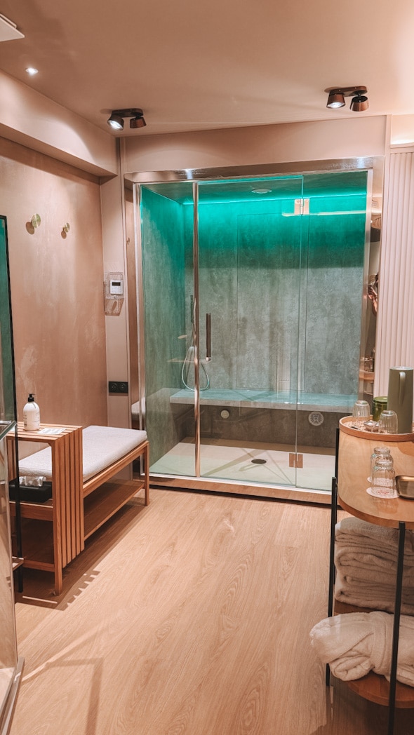 Espace hammam de l’Hôtel L de Lutèce de Paris sur l'Île Saint-Louis parfait pour se détendre après une journée à Paris