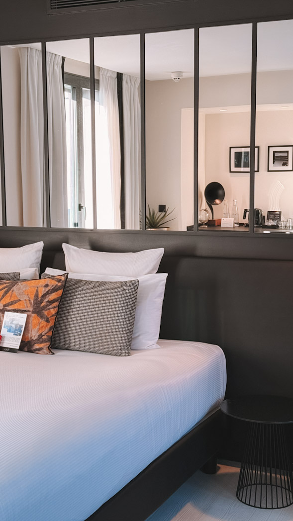 Chambre confortable du LAZ' Hotel Spa Urbain, dans le 9ème arrondissement, une adresse incontournable pour dormir à Paris près de la Gare Saint-Lazare.