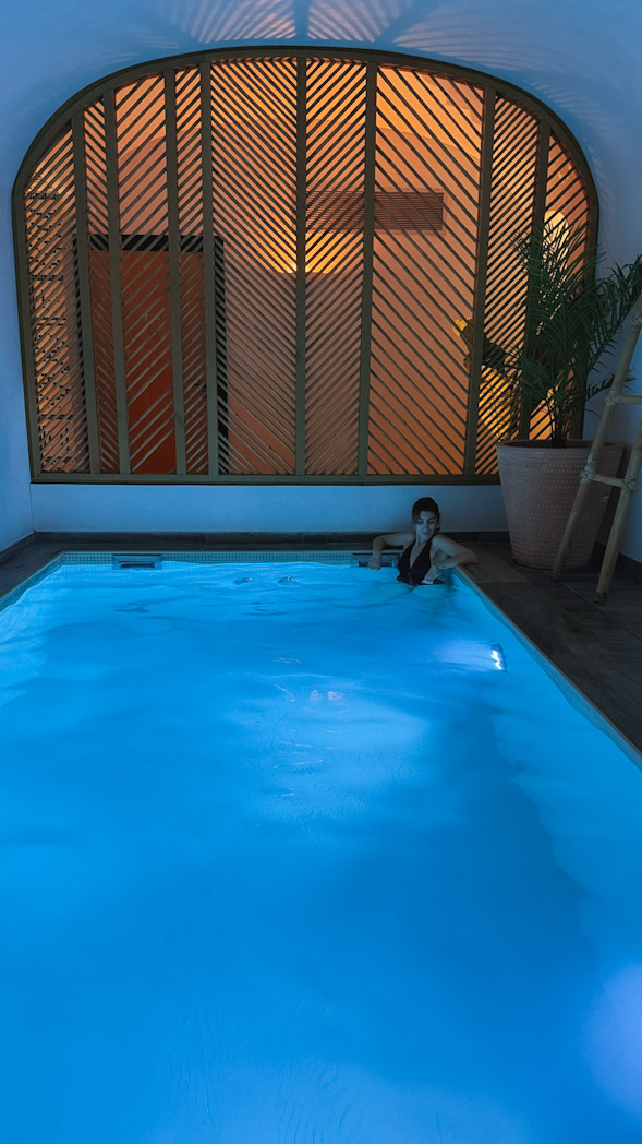 Piscine et espace spa du LAZ' Hotel Spa Urbain, hôtel 4 étoiles dans le 9ème arrondissement, parfait pour un séjour où dormir à Paris proche de la Gare Saint-Lazare.