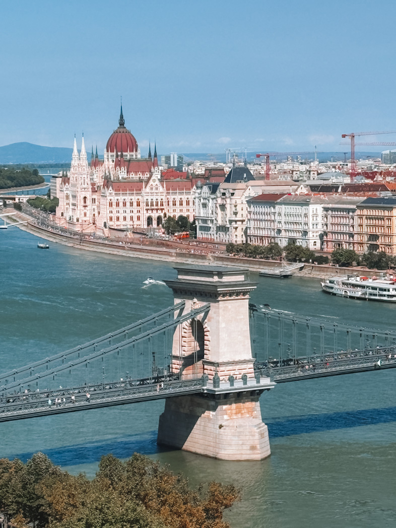Vue panoramique sur le pont des Chaînes et le Parlement hongrois depuis le château de Buda à Budapest, au bord du Danube